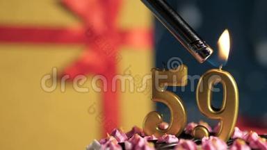 生日蛋糕59号金色蜡烛用打火机点燃，蓝色背景礼品黄色盒子用红丝带系好